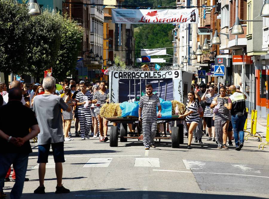 Esta celebración reúne en Laviana a multitud de jóvenes con ganas de lanzarse al agua con sus carrozas. 