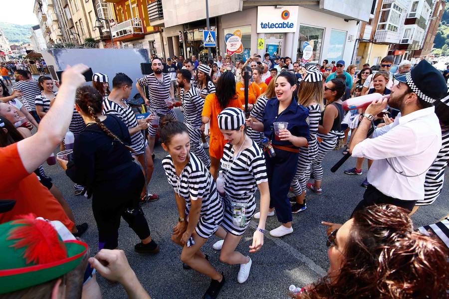 Esta celebración reúne en Laviana a multitud de jóvenes con ganas de lanzarse al agua con sus carrozas. 