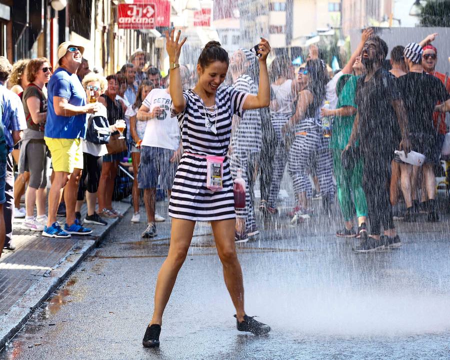 Esta celebración reúne en Laviana a multitud de jóvenes con ganas de lanzarse al agua con sus carrozas. 