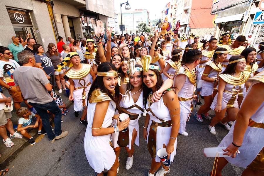 Esta celebración reúne en Laviana a multitud de jóvenes con ganas de lanzarse al agua con sus carrozas. 