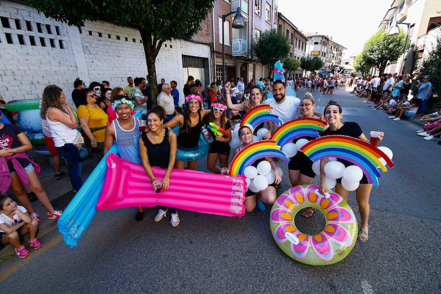 Esta celebración reúne en Laviana a multitud de jóvenes con ganas de lanzarse al agua con sus carrozas. 