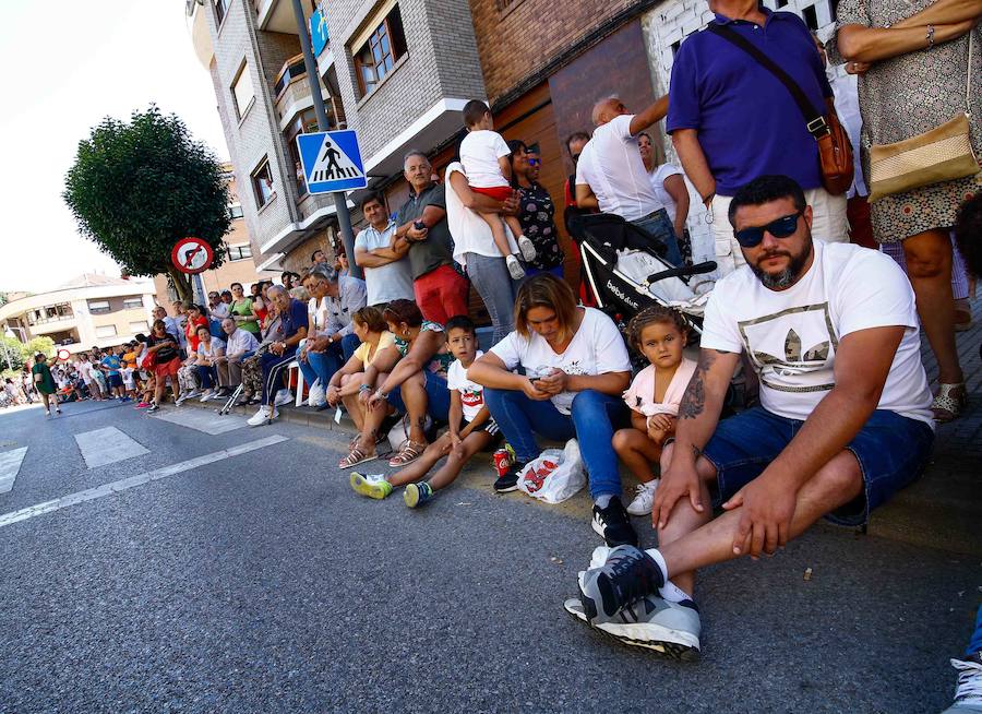 Esta celebración reúne en Laviana a multitud de jóvenes con ganas de lanzarse al agua con sus carrozas. 