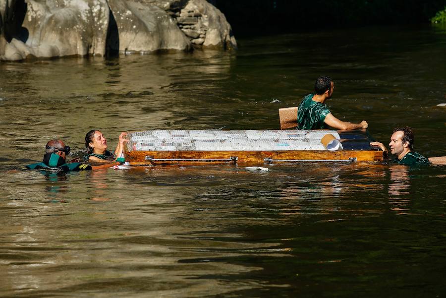 Esta celebración reúne en Laviana a multitud de jóvenes con ganas de lanzarse al agua con sus carrozas. 