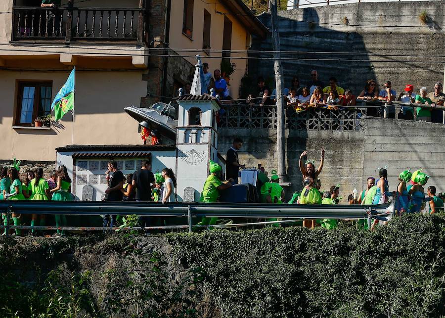 Esta celebración reúne en Laviana a multitud de jóvenes con ganas de lanzarse al agua con sus carrozas. 