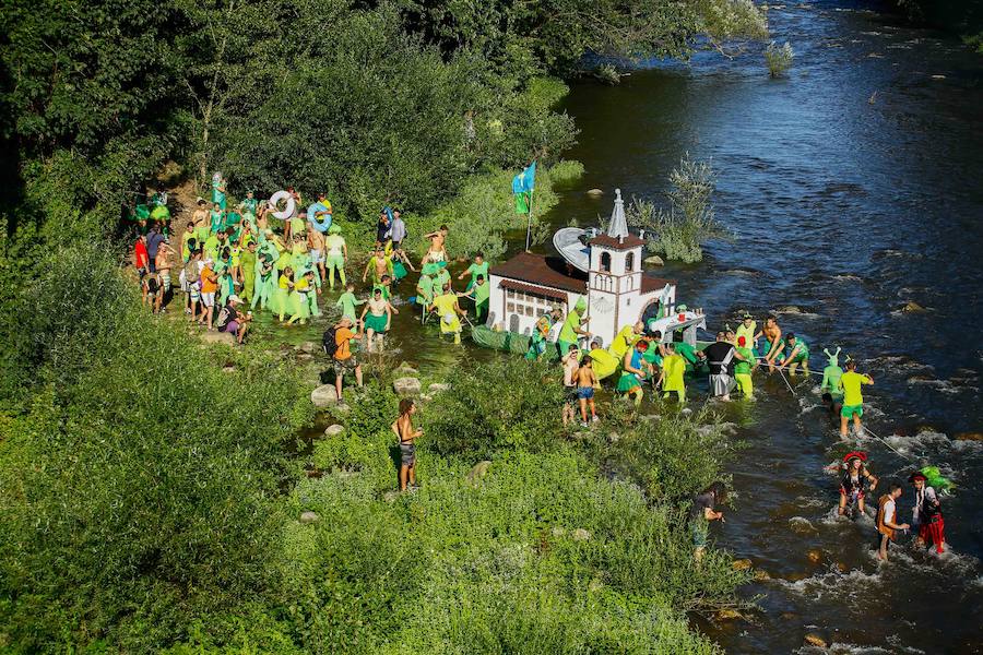 Esta celebración reúne en Laviana a multitud de jóvenes con ganas de lanzarse al agua con sus carrozas. 