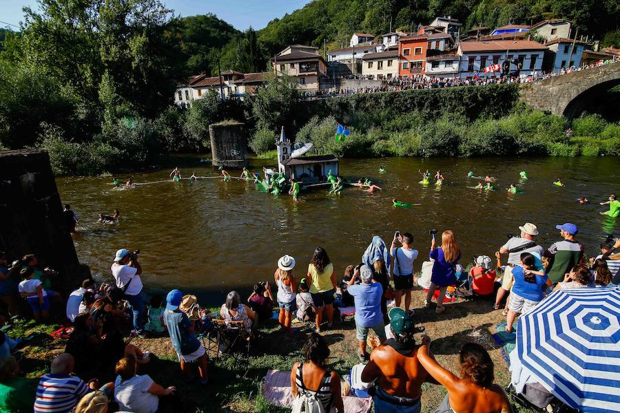 Esta celebración reúne en Laviana a multitud de jóvenes con ganas de lanzarse al agua con sus carrozas. 