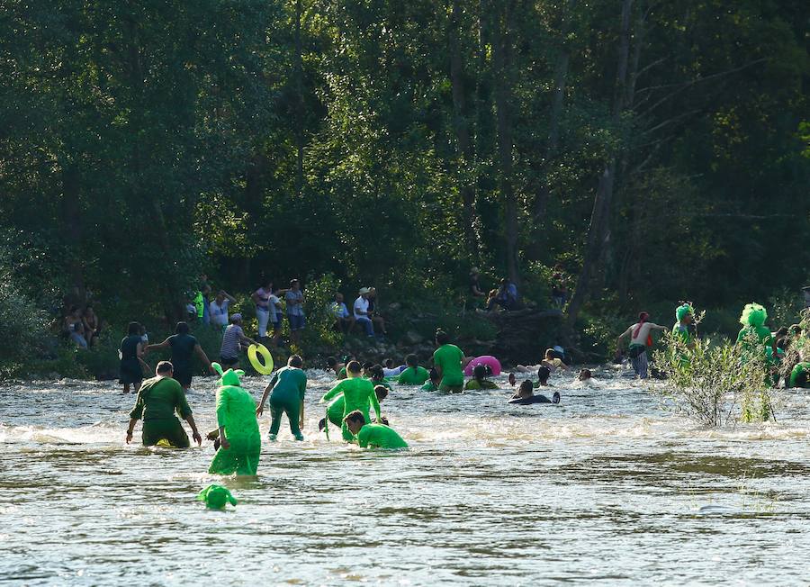 Esta celebración reúne en Laviana a multitud de jóvenes con ganas de lanzarse al agua con sus carrozas. 