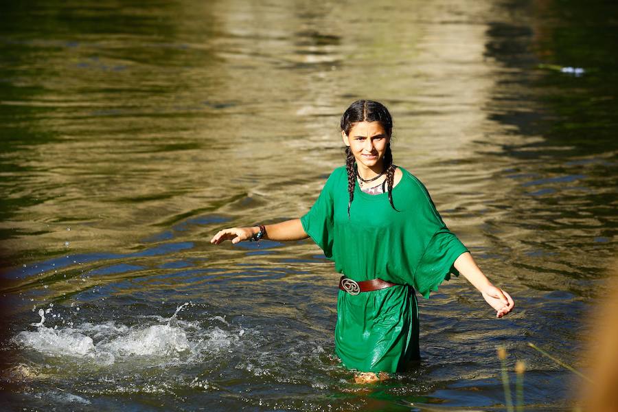 Esta celebración reúne en Laviana a multitud de jóvenes con ganas de lanzarse al agua con sus carrozas. 
