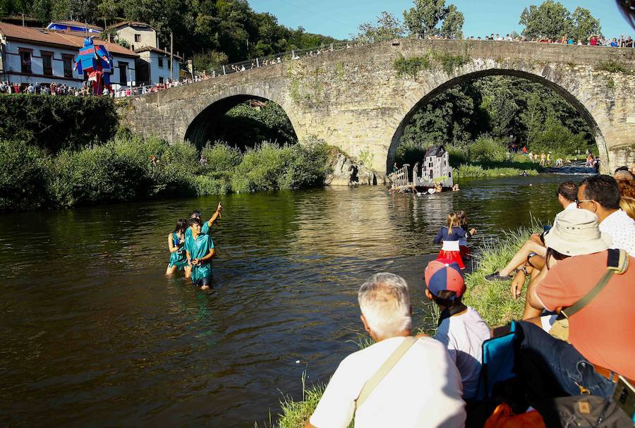 Esta celebración reúne en Laviana a multitud de jóvenes con ganas de lanzarse al agua con sus carrozas. 