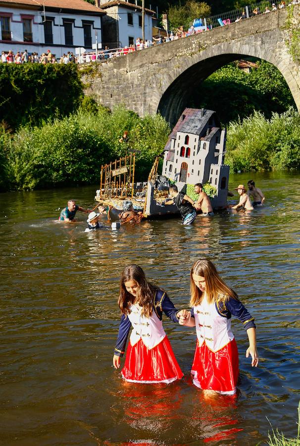 Esta celebración reúne en Laviana a multitud de jóvenes con ganas de lanzarse al agua con sus carrozas. 