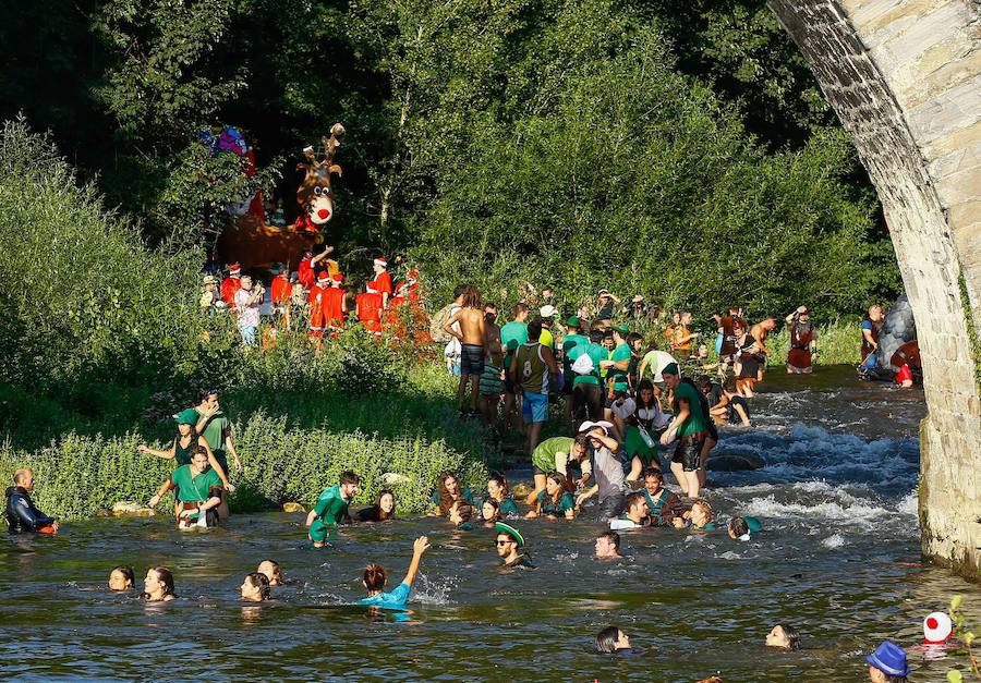 Esta celebración reúne en Laviana a multitud de jóvenes con ganas de lanzarse al agua con sus carrozas. 