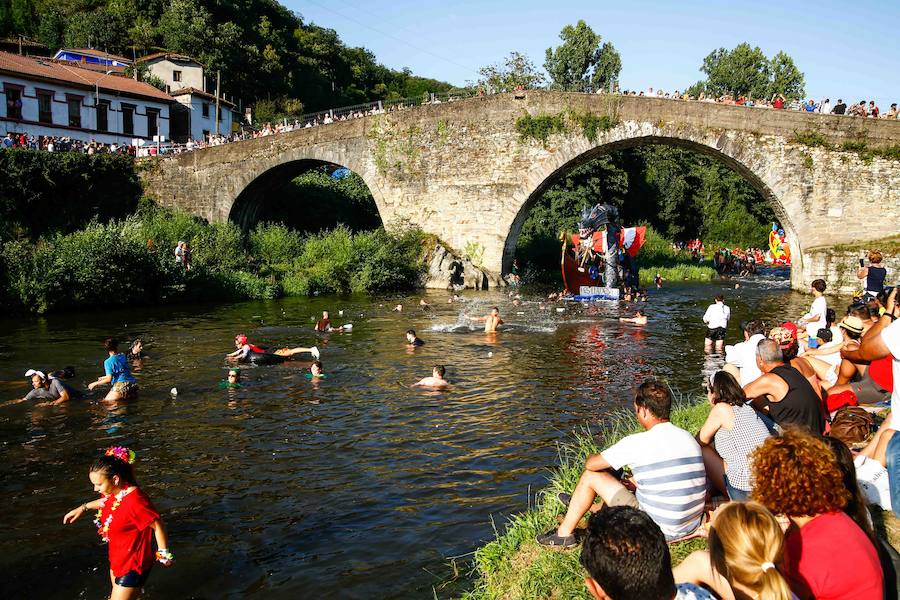 Esta celebración reúne en Laviana a multitud de jóvenes con ganas de lanzarse al agua con sus carrozas. 