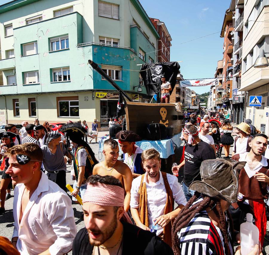 Esta celebración reúne en Laviana a multitud de jóvenes con ganas de lanzarse al agua con sus carrozas. 