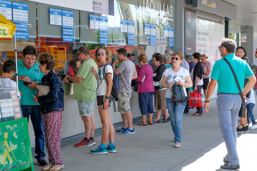 Decenas de personas se acercaron a la Feria de Muestras de Asturias para disfrutar de la jornada del sábado.