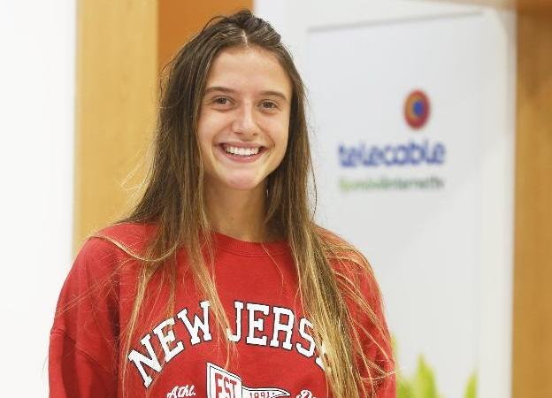 María Sanjurjo, en su presentación con el Telecable Hockey, en el recinto de la Feria Internacional de Muestras. 