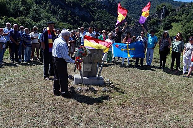Adolfo Prieres realiza una ofrenda floral en el monolito que honra la memoria de los represaliados por el bando nacional en Campo de Caso. 