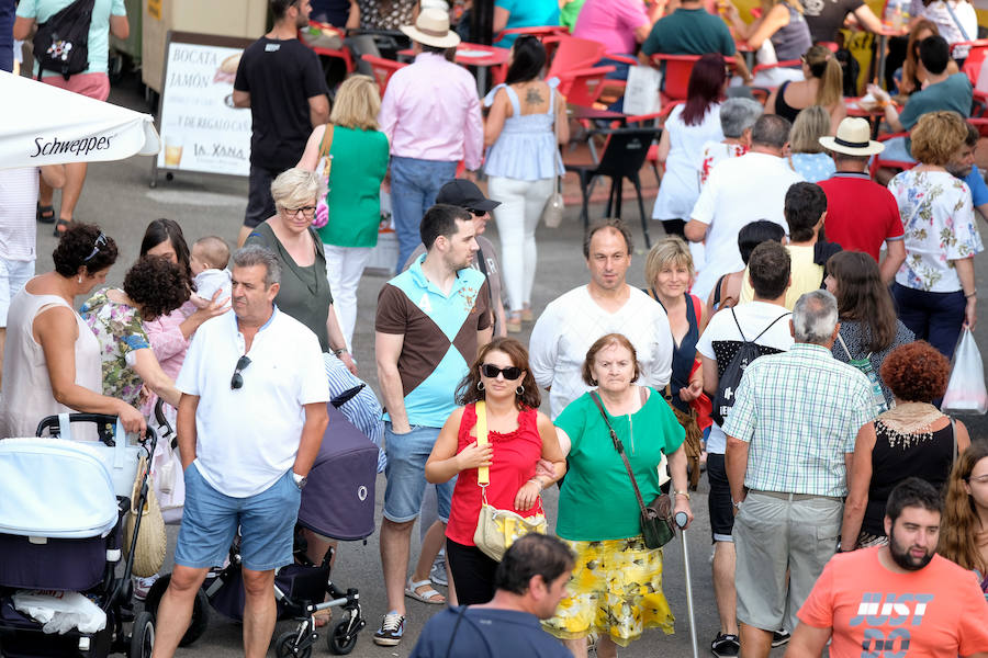 Decenas de personas se acercaron a la Feria de Muestras de Asturias para disfrutar de la jornada del domingo.