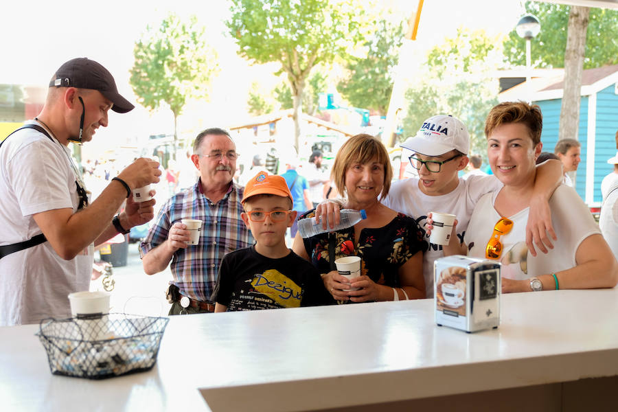 Decenas de personas se acercaron a la Feria de Muestras de Asturias para disfrutar de la jornada del domingo.