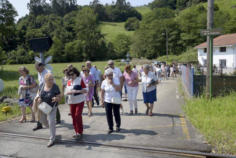 Fontaciera reparte platos de fabes y un bocadillo de metros, para concluir las fiestas de San Roque