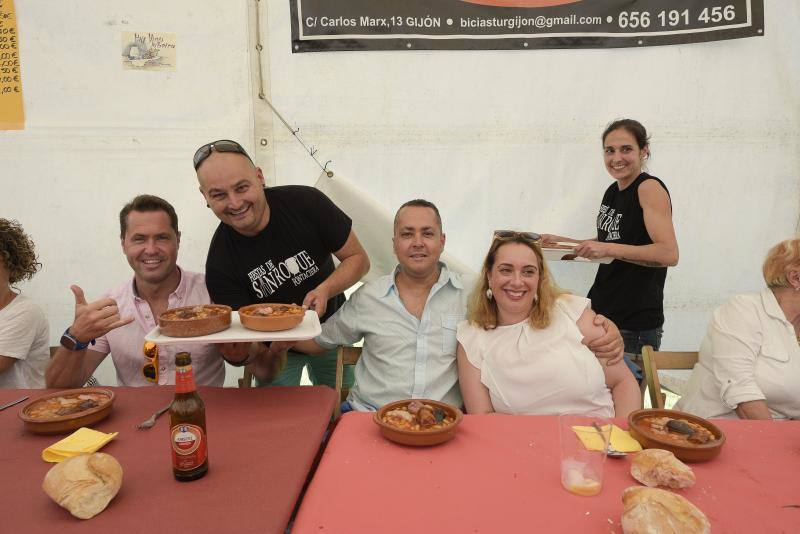 Fontaciera reparte platos de fabes y un bocadillo de metros, para concluir las fiestas de San Roque