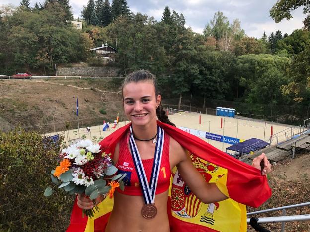 Daniela Álvarez luce su medalla de bronce, ayer, en Brno. 