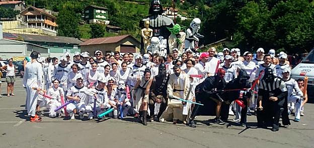 Los miembros de la peña LDP (Los del Patio), con 'El Despertar de la Fuerza', la embarcación ganadora de este año. 