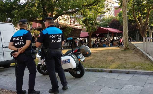 Dos agentes de la Policía Local, esta tarde en la plaza de El Carbayedo. 