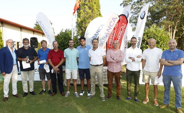 Daniel Blanch, José Sánchez, Paul McFadzean, Víctor Manuel Menéndez, Antón Viñuela, Andrés Barettino, Sergio Meana, Jesús Martínez, Ignacio Rodríguez, Carlos Rodríguez y Diego Oliveira posan en la tradicional foto de familia tras la clausura de la prueba del Trofeo EL COMERCIO-ABANCA en el campo municipal de La Llorea. 