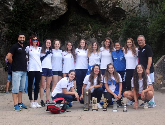 Las jugadoras del Oviedo Balonmano Femenino, con los trofeos en Covadonga. 