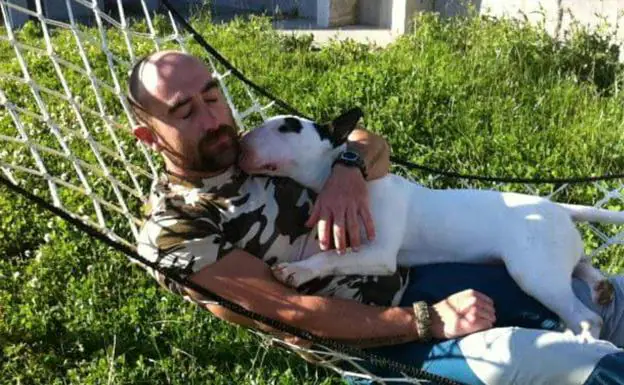 Marco Martínez con un perro bull terrier, en una fotografía que el exmilitar publicó en redes sociales.