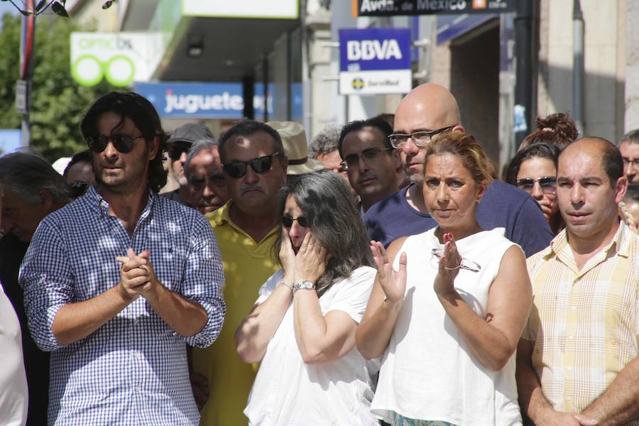 Centenares de personas entre familiares, allegados, vecinos y representantes políticos, se dieron cita frente al Ayuntamiento para recordar, con la lectura de un emotivo manifiesto, al edil de Izquierda Unida asesinado