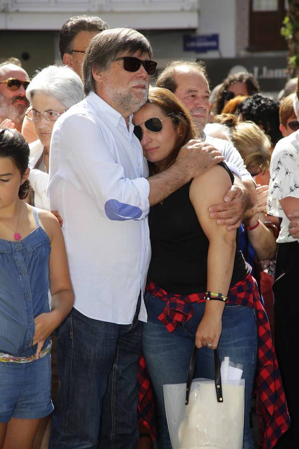 Centenares de personas entre familiares, allegados, vecinos y representantes políticos, se dieron cita frente al Ayuntamiento para recordar, con la lectura de un emotivo manifiesto, al edil de Izquierda Unida asesinado