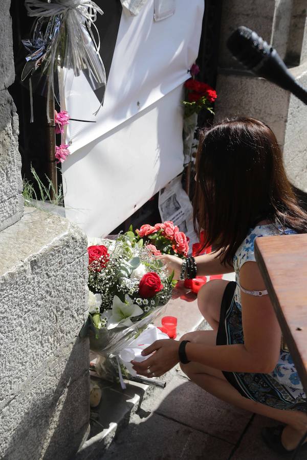 Centenares de personas entre familiares, allegados, vecinos y representantes políticos, se dieron cita frente al Ayuntamiento para recordar, con la lectura de un emotivo manifiesto, al edil de Izquierda Unida asesinado