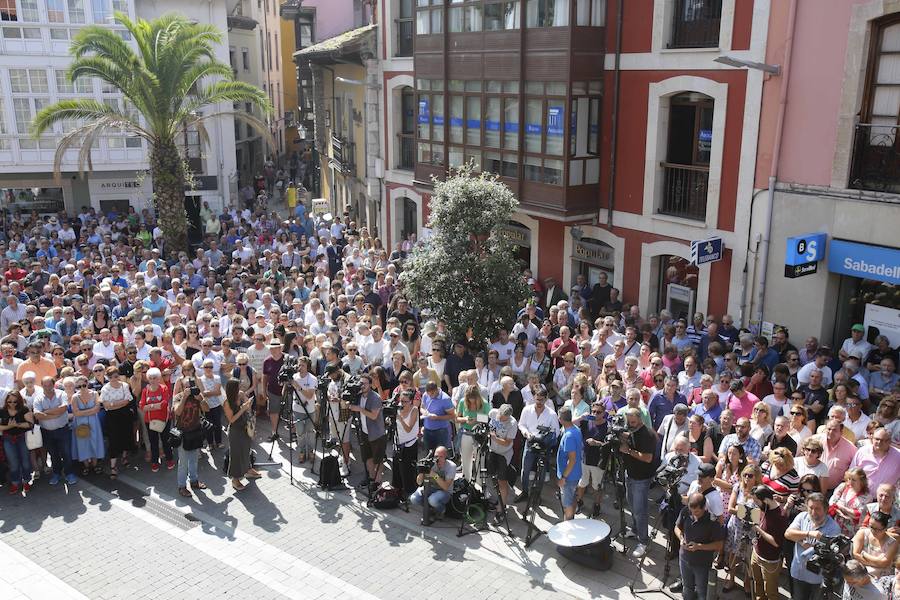 Centenares de personas entre familiares, allegados, vecinos y representantes políticos, se dieron cita frente al Ayuntamiento para recordar, con la lectura de un emotivo manifiesto, al edil de Izquierda Unida asesinado