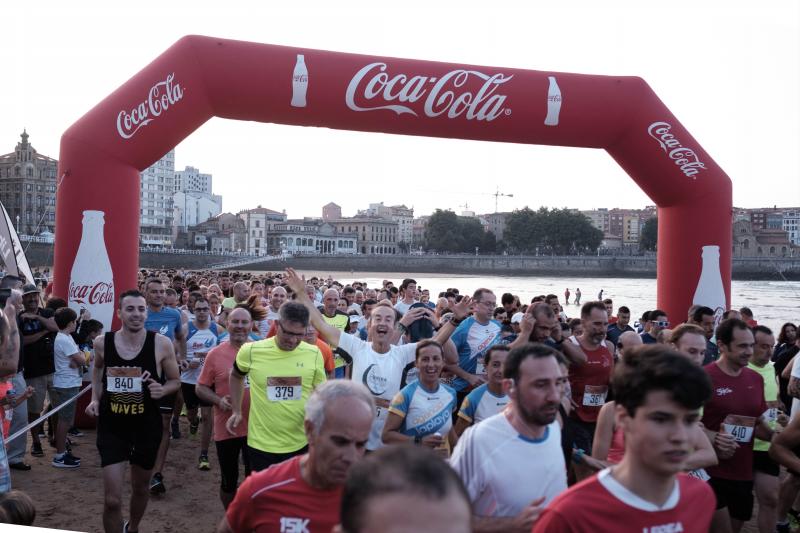 Xavi Tomasa logró su segunda victoria en la prueba celebrada en el arenal gijonés, donde la madrileña Claudia Gómez se impuso en categoría femenina