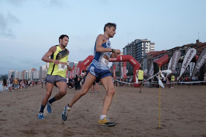 Xavi Tomasa logró su segunda victoria en la prueba celebrada en el arenal gijonés, donde la madrileña Claudia Gómez se impuso en categoría femenina