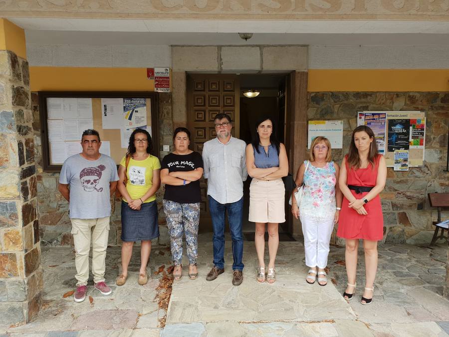 Oviedo, Gijón, Avilés, Llanes, Ribadesella, Mieres... Cientos de ciudadanos y representantes municipales han participado en las concentraciones silenciosas convocadas ante los ayuntamientos de toda la región en rechazo al crimen que acabó con la vida del concejal llanisco Javier Ardines. 