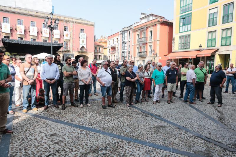 Oviedo, Gijón, Avilés, Llanes, Ribadesella, Mieres... Cientos de ciudadanos y representantes municipales han participado en las concentraciones silenciosas convocadas ante los ayuntamientos de toda la región en rechazo al crimen que acabó con la vida del concejal llanisco Javier Ardines. 