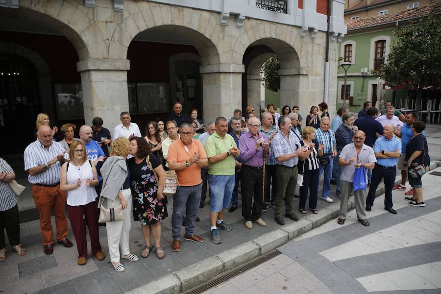 Oviedo, Gijón, Avilés, Llanes, Ribadesella, Mieres... Cientos de ciudadanos y representantes municipales han participado en las concentraciones silenciosas convocadas ante los ayuntamientos de toda la región en rechazo al crimen que acabó con la vida del concejal llanisco Javier Ardines. 