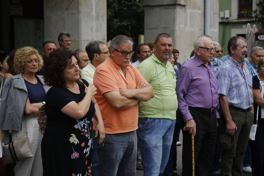 Oviedo, Gijón, Avilés, Llanes, Ribadesella, Mieres... Cientos de ciudadanos y representantes municipales han participado en las concentraciones silenciosas convocadas ante los ayuntamientos de toda la región en rechazo al crimen que acabó con la vida del concejal llanisco Javier Ardines. 