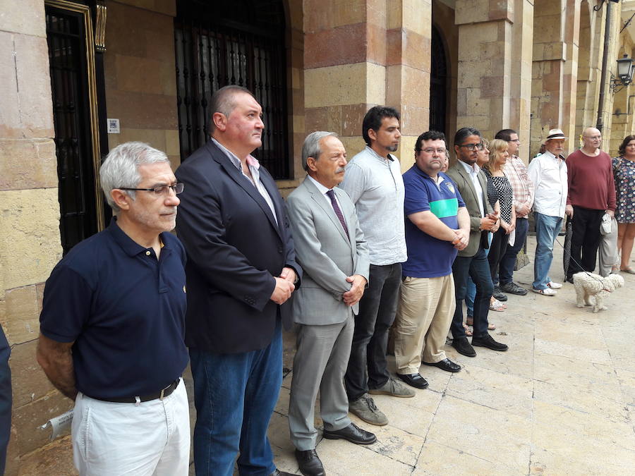 Oviedo, Gijón, Avilés, Llanes, Ribadesella, Mieres... Cientos de ciudadanos y representantes municipales han participado en las concentraciones silenciosas convocadas ante los ayuntamientos de toda la región en rechazo al crimen que acabó con la vida del concejal llanisco Javier Ardines. 