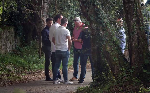 Los agentes de la Guardia Civil, ayer por la tarde, en el lugar del crimen. 