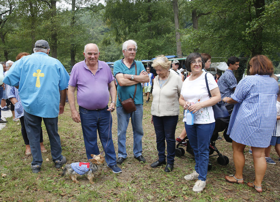 El buen tiempo ha animado a miles de personas a disfrutar de la popular romería llena de música de charangas y gaitas, bastones en alto, chambrones con su 'T' bordada, sidra y muchas ganas de fiesta