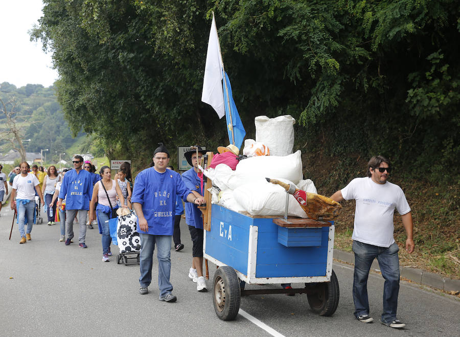 El buen tiempo ha animado a miles de personas a disfrutar de la popular romería llena de música de charangas y gaitas, bastones en alto, chambrones con su 'T' bordada, sidra y muchas ganas de fiesta