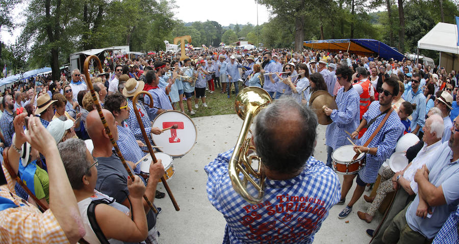 El buen tiempo ha animado a miles de personas a disfrutar de la popular romería llena de música de charangas y gaitas, bastones en alto, chambrones con su 'T' bordada, sidra y muchas ganas de fiesta