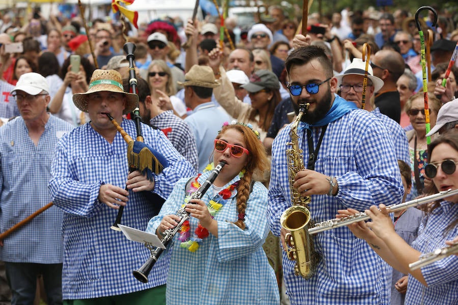 El buen tiempo ha animado a miles de personas a disfrutar de la popular romería llena de música de charangas y gaitas, bastones en alto, chambrones con su 'T' bordada, sidra y muchas ganas de fiesta