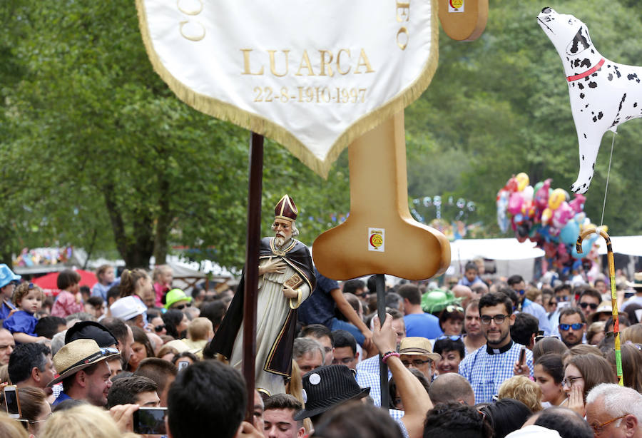 El buen tiempo ha animado a miles de personas a disfrutar de la popular romería llena de música de charangas y gaitas, bastones en alto, chambrones con su 'T' bordada, sidra y muchas ganas de fiesta