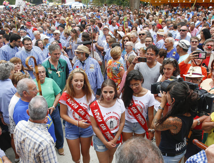 El buen tiempo ha animado a miles de personas a disfrutar de la popular romería llena de música de charangas y gaitas, bastones en alto, chambrones con su 'T' bordada, sidra y muchas ganas de fiesta