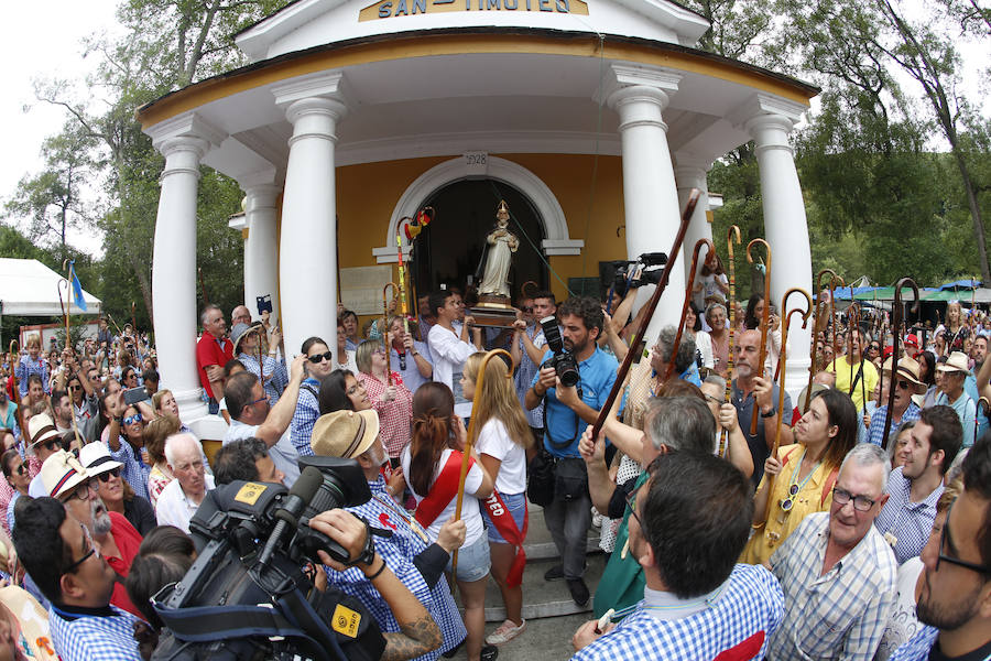 El buen tiempo ha animado a miles de personas a disfrutar de la popular romería llena de música de charangas y gaitas, bastones en alto, chambrones con su 'T' bordada, sidra y muchas ganas de fiesta