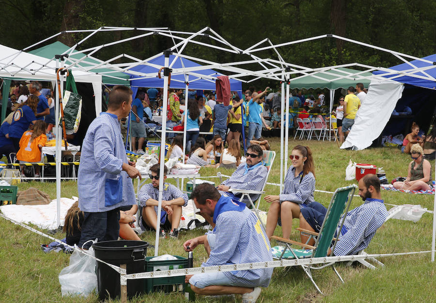 El buen tiempo ha animado a miles de personas a disfrutar de la popular romería llena de música de charangas y gaitas, bastones en alto, chambrones con su 'T' bordada, sidra y muchas ganas de fiesta